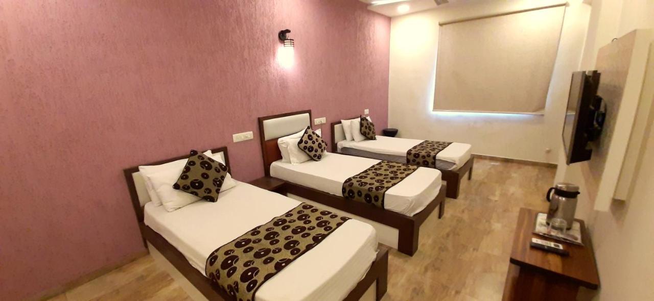 Hotel Tulip Plaza Ahmedabad Extérieur photo
