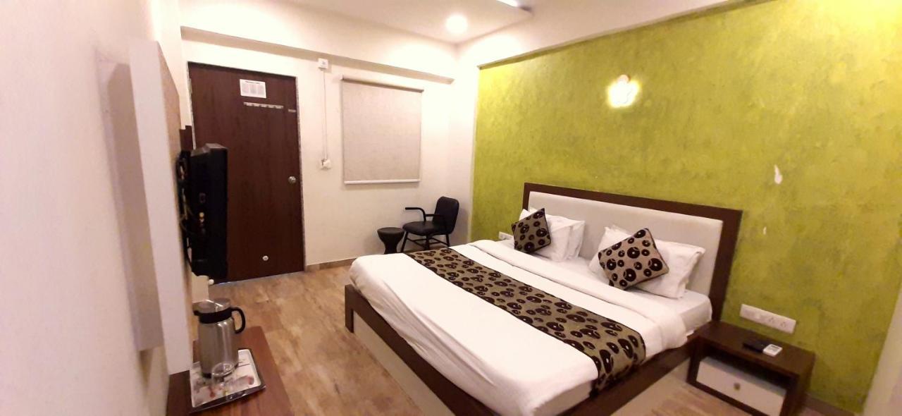 Hotel Tulip Plaza Ahmedabad Extérieur photo