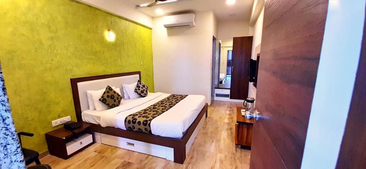 Hotel Tulip Plaza Ahmedabad Extérieur photo