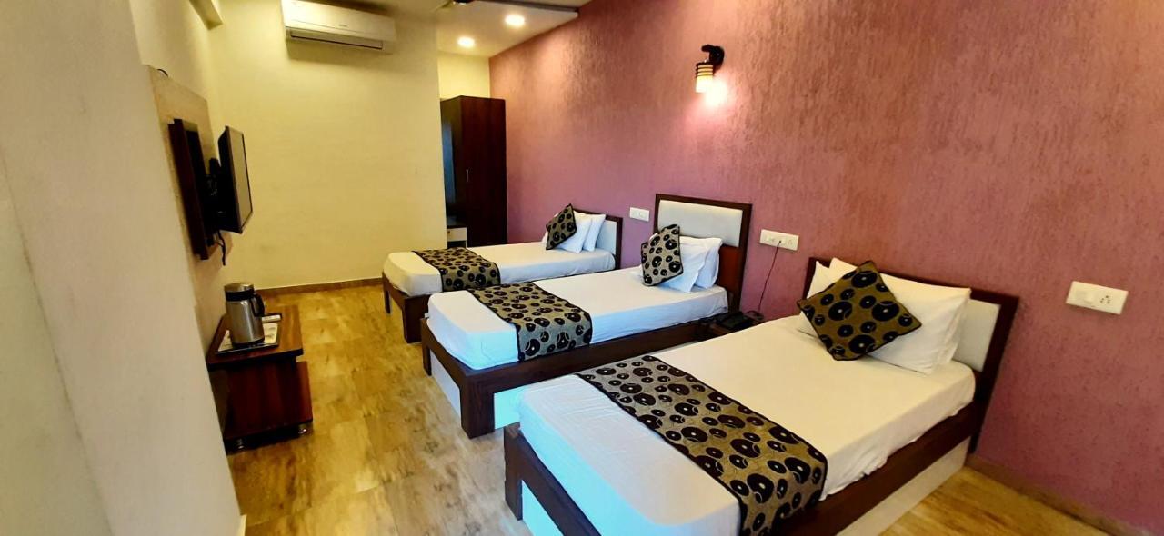 Hotel Tulip Plaza Ahmedabad Extérieur photo